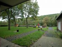 Eingang u. Wiese aus Rtg. Vers.-Gebaeude 02.10.03